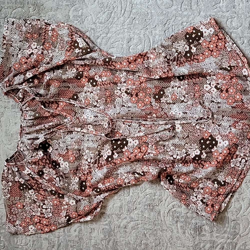 FLOWY FLORAL BLOUSE